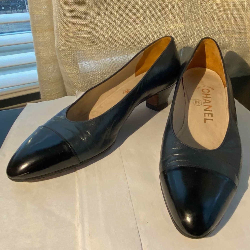 CHANEL BLUE LEATHER PUMPS CLOSED SHOES BLACK PAT LEATHER TOE-CAP SIZE 36-6 ITALY